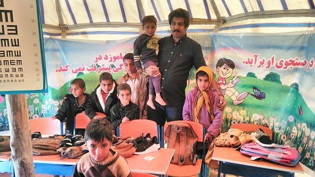 14-مدرسه روستای عشایری کشیت بم با پوشاک زمستانی تجهیز شد